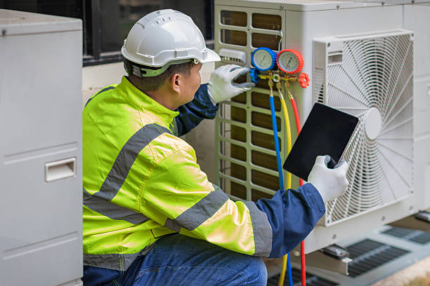 Professional Hvac technician working in Britt, IA